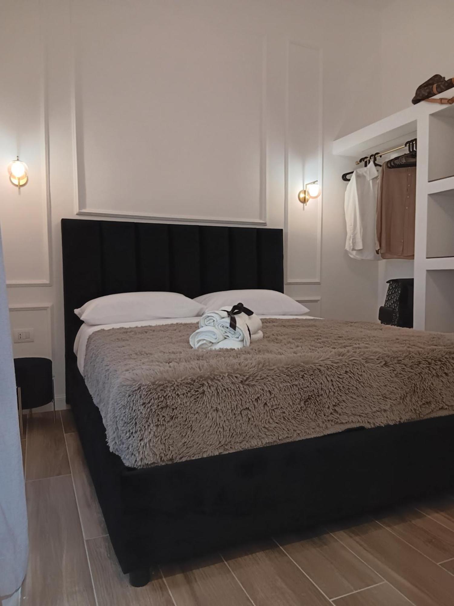 Appartamento La Maison Di Luche' Napoli Esterno foto